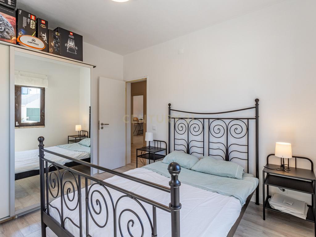 Moradia T5 isolada, inserida num lote de terreno de 750m2 em Casal de Cambra - Image 27