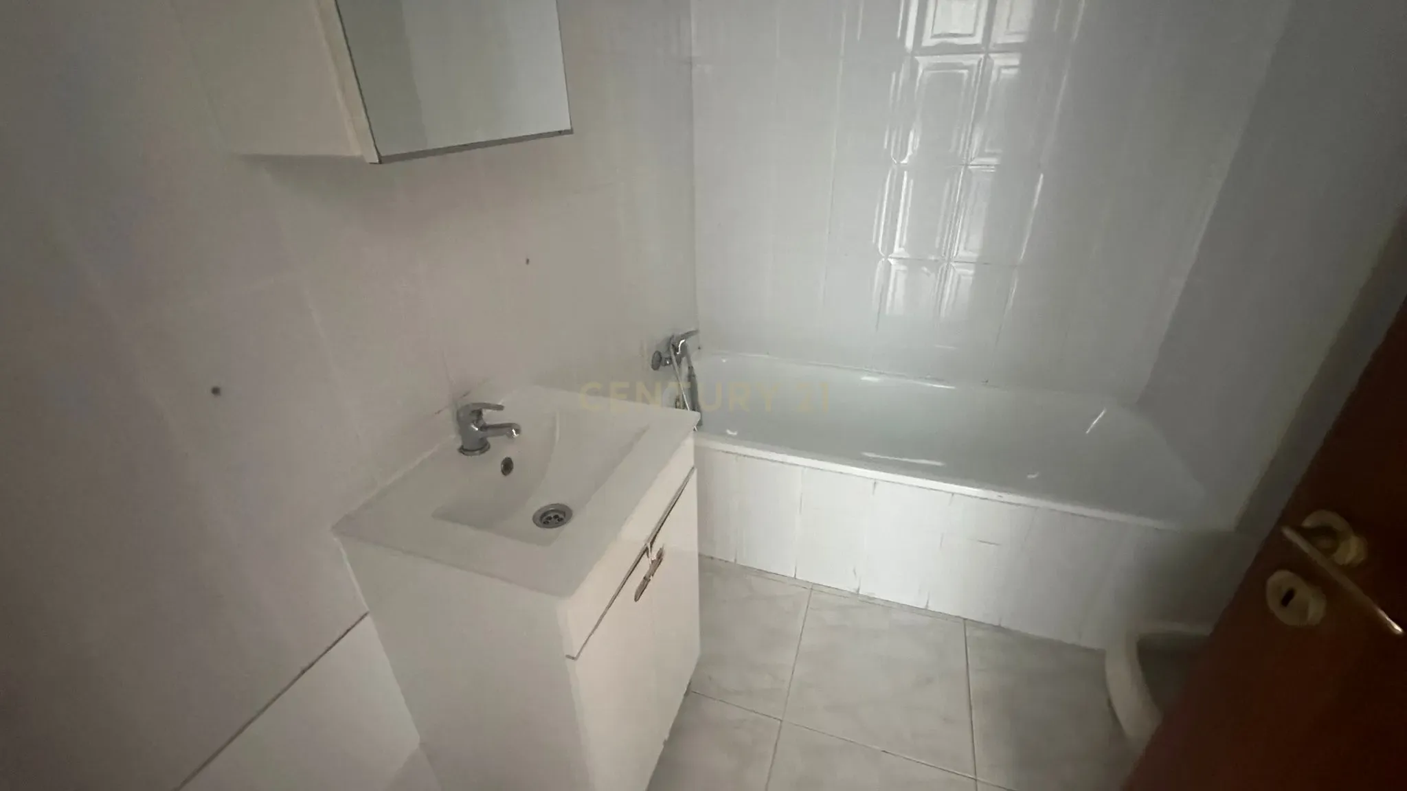 Apartamento T2 com Varanda, na Quinta do Conde - Image 22