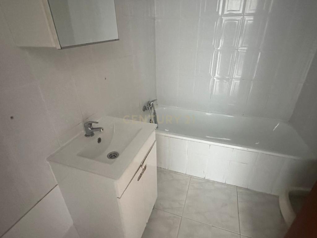Apartamento T2 com Varanda, na Quinta do Conde - Image 22