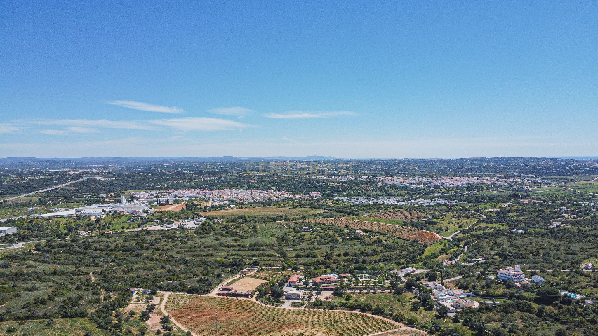 Fotografia 8 de Terreno rústico com 15.830 m² localizado na prestigiada zona da Torre, em Armação de Pêra.