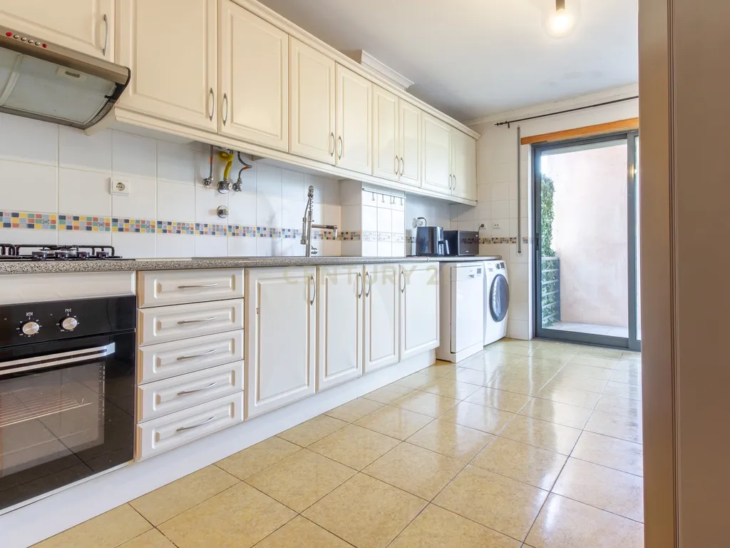 Apartamento Quatro Assoalhadas -Com Lugar de Parqueamento - Quinta do Anjo, Palmela - Image 9