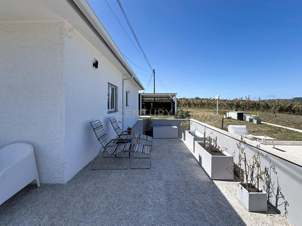 Moradia isolada com amplo terreno de 1.350 m², junto a Alcobaça - Image 9