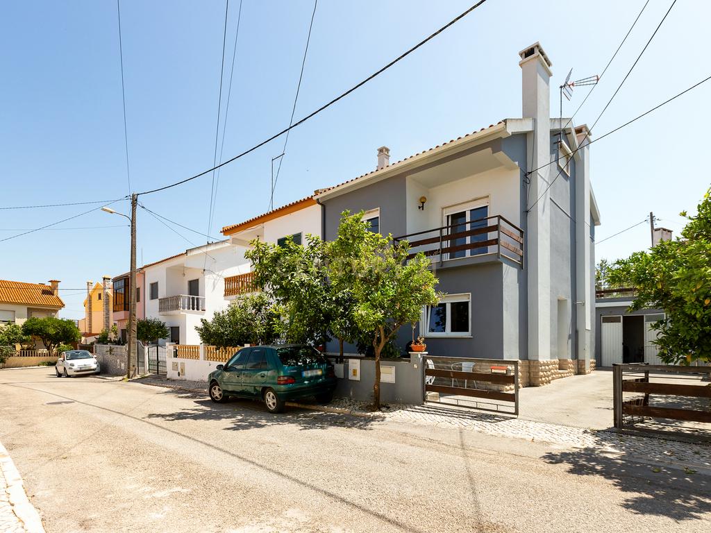 Moradia T3 com Sótão Habitável e Garagem nas Praias do Sado - Image 1