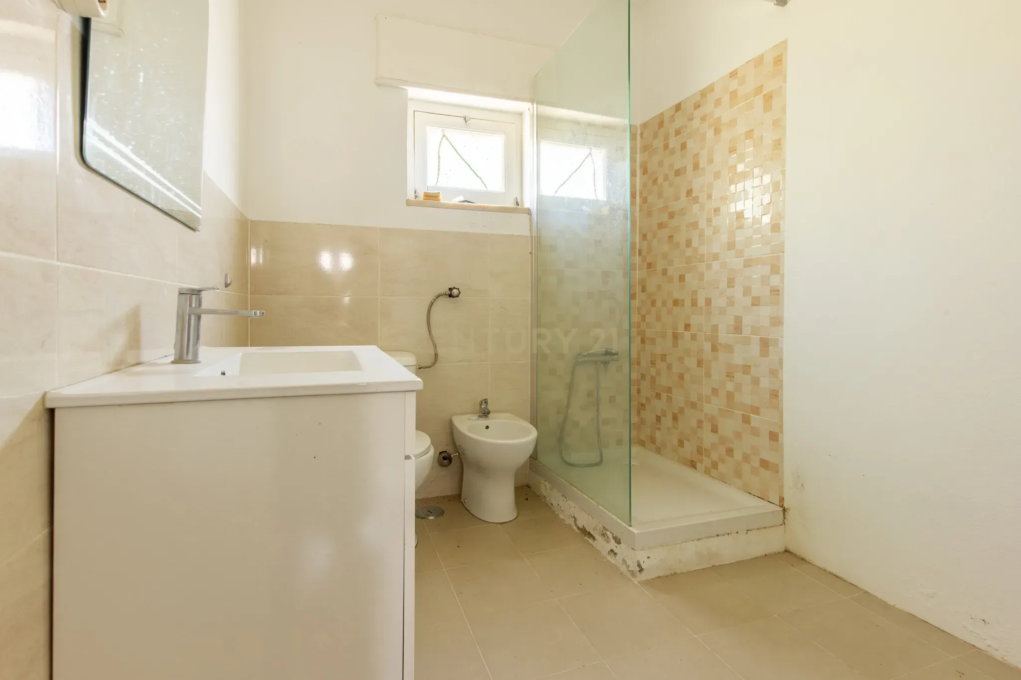 Fotografia 11 de Quinta do Conde - Moradia Isolada de 3 assoalhadas para remodelação, com sótão e cave