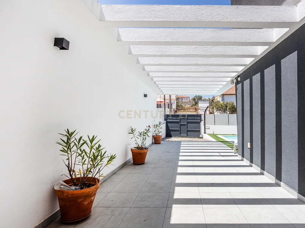 Moradia Contemporânea com Piscina a 5 minutos das praias da Costa da Caparica - Image 28