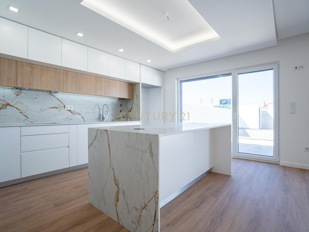 Moradia Térrea com piscina e quatro suites - Image 27