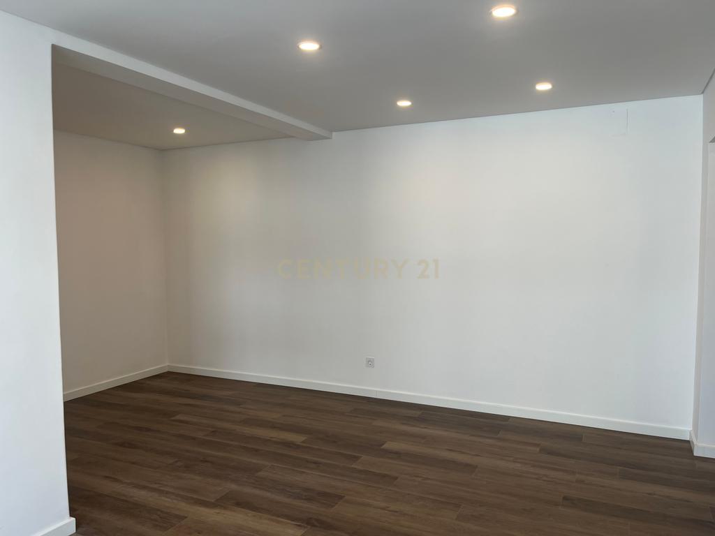 Apartamento T2 totalmente Remodelado. - Image 4