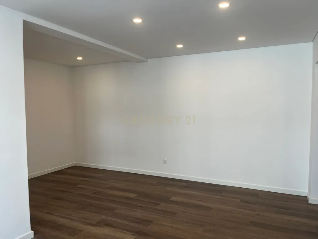Apartamento T2 totalmente Remodelado. - Image 4