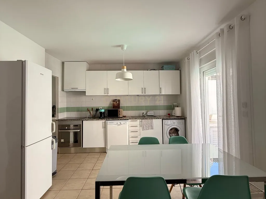 Moradia Moderna com Piscina em Évora - 3 Quartos e Estacionamento - Image 28