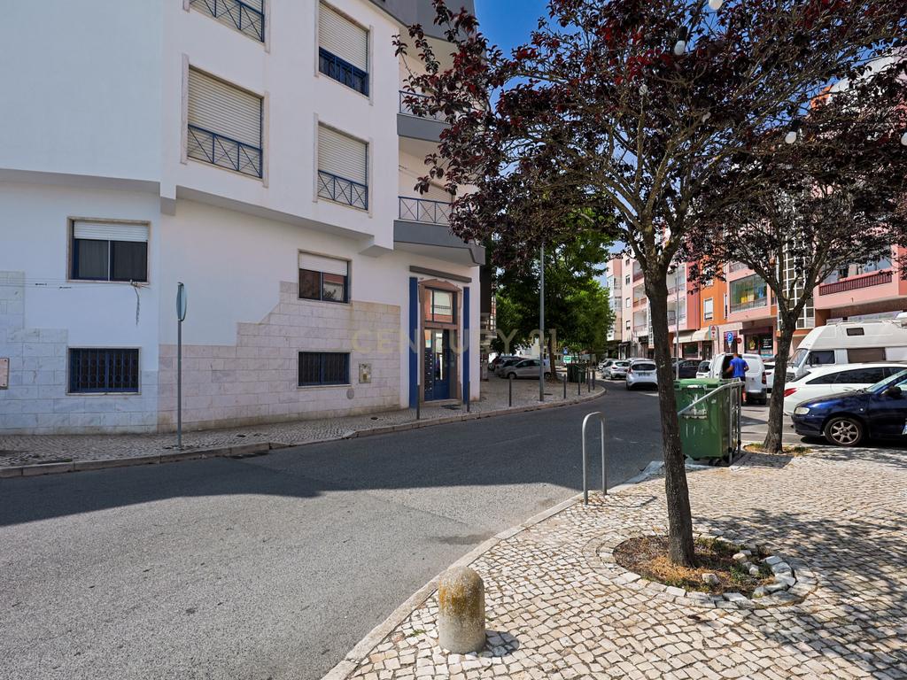 Apartamento T2 nas Quintinhas, Charneca de Caparica, com Terraço e Garagem - Image 25
