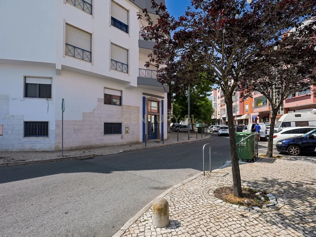 Apartamento T2 nas Quintinhas, Charneca de Caparica, com Terraço e Garagem - Image 25