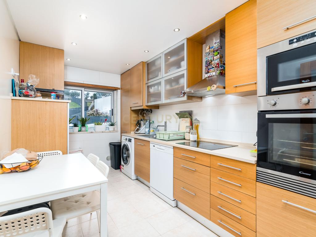 Apartamento T2 com Terraço em Loures - Excelente Oportunidade! - Image 1