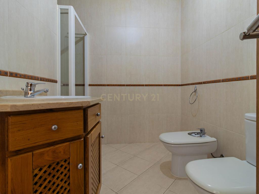Excelente Apartamento T2 com 2 WC e Garagem - Image 20