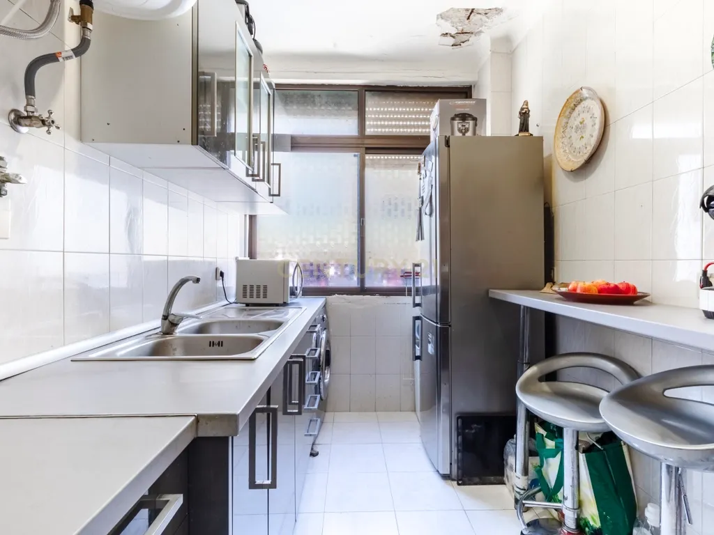 T2 com Potencial no Coração de Cacilhas Prático, Central e com o Charme da Tradição - Image 13