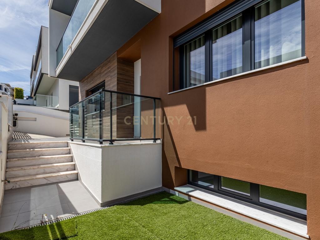 Luxuosa Moradia T5 em Odivelas com Vista Panorâmica - Image 6