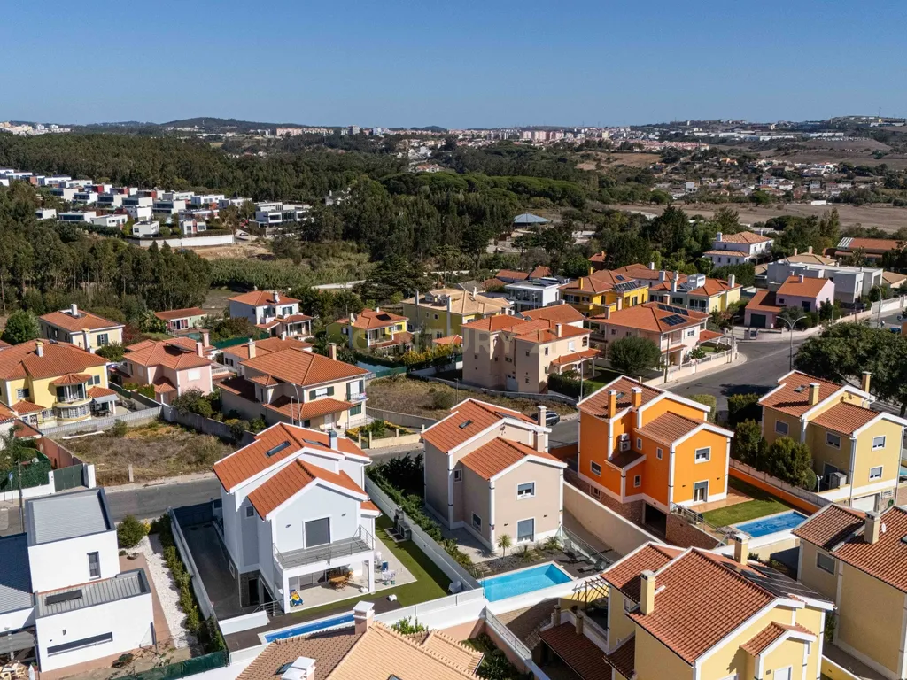 Moradia Independente T4+1 com Piscina, 321 m² de Construção e Garagem para 5 Viaturas | Albarraque, Rio de Mouro - Image 55