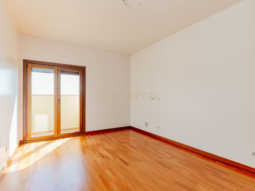 Apartamento T3 com vista da Varanda sobre o Rio Tejo  nos Terraços da Ponte Sacavém - Image 24
