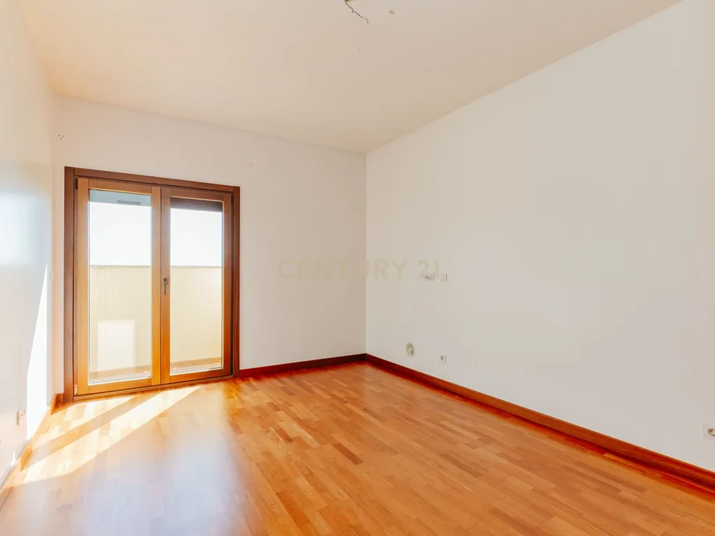 Apartamento T3 com vista da Varanda sobre o Rio Tejo nos Terraços da Ponte Sacavém - Image 24
