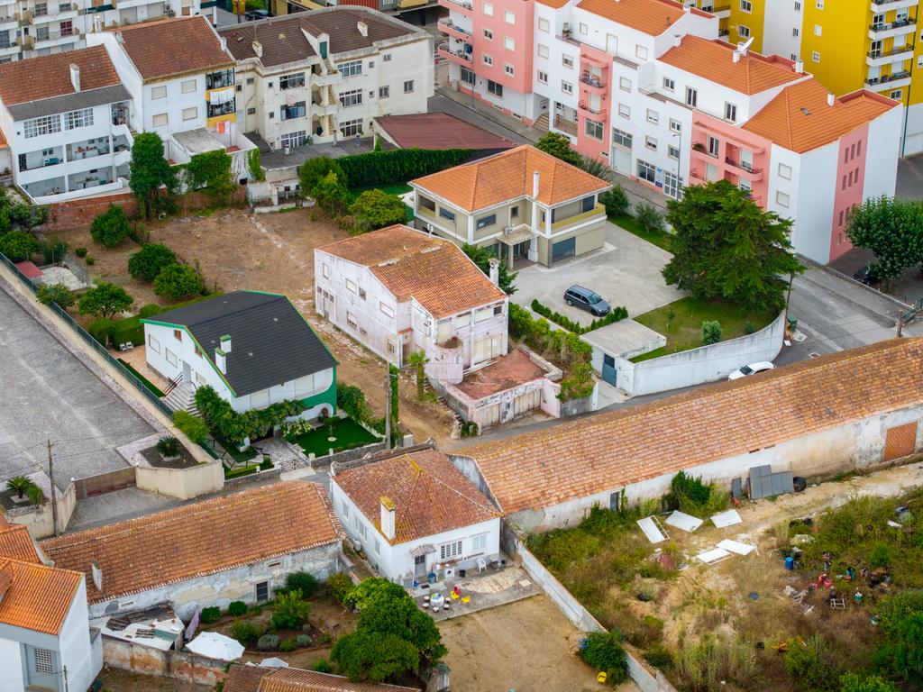 Moradia T5 para remodelar ou lote para construção — Centro do Bombarral - Image 2