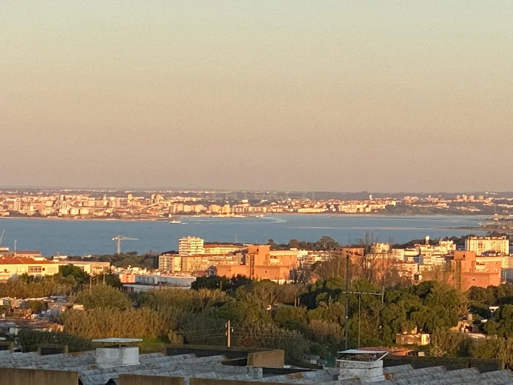 Apartamento T2 com Vista Fantástica sobre o Rio Tejo, Estacionamento e Arrecadação – Caparica, Almada - Image 32