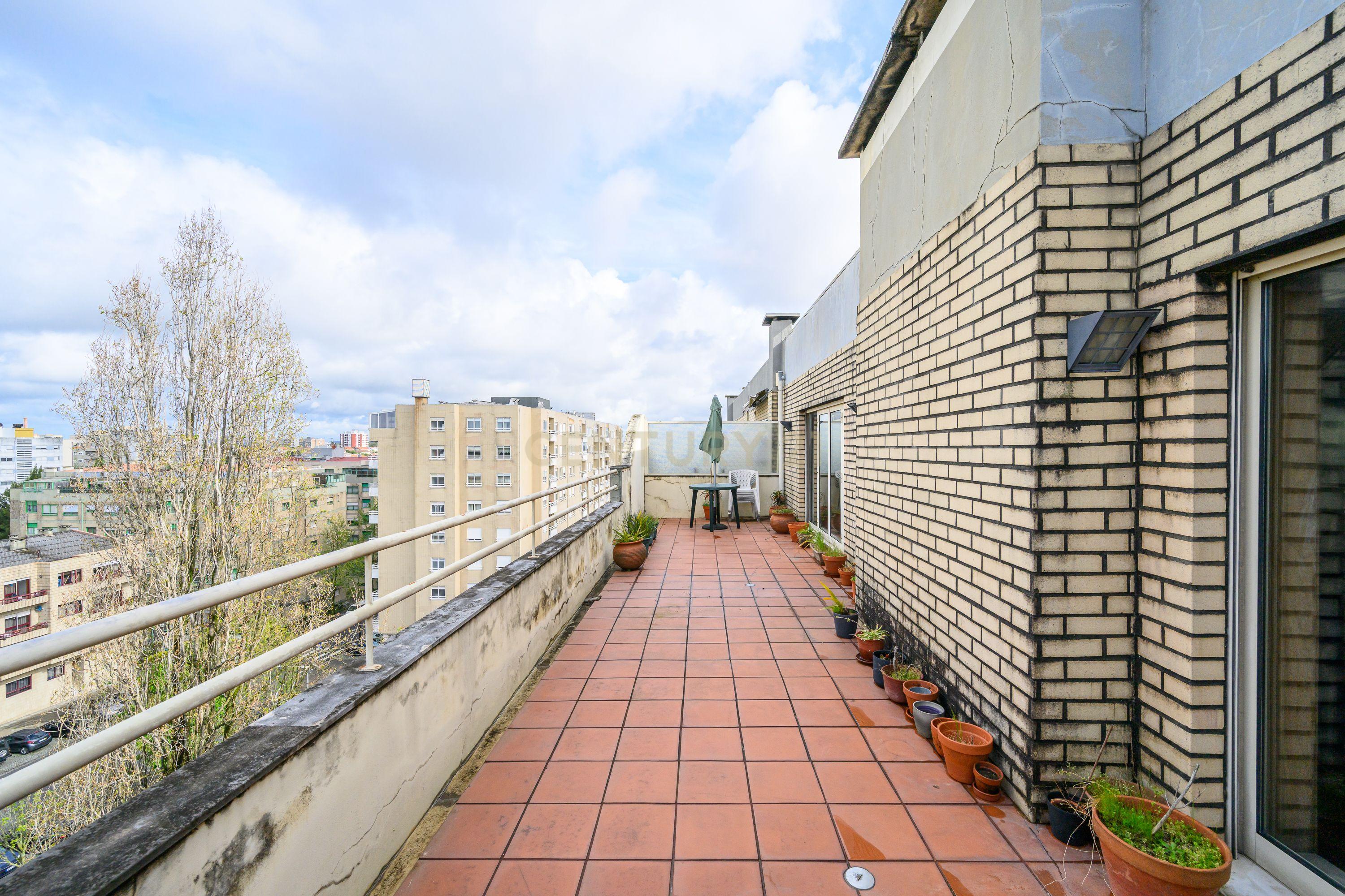 Apartamento T3 com Terraço e Vista Panorâmica em Águas Santas - Image 8