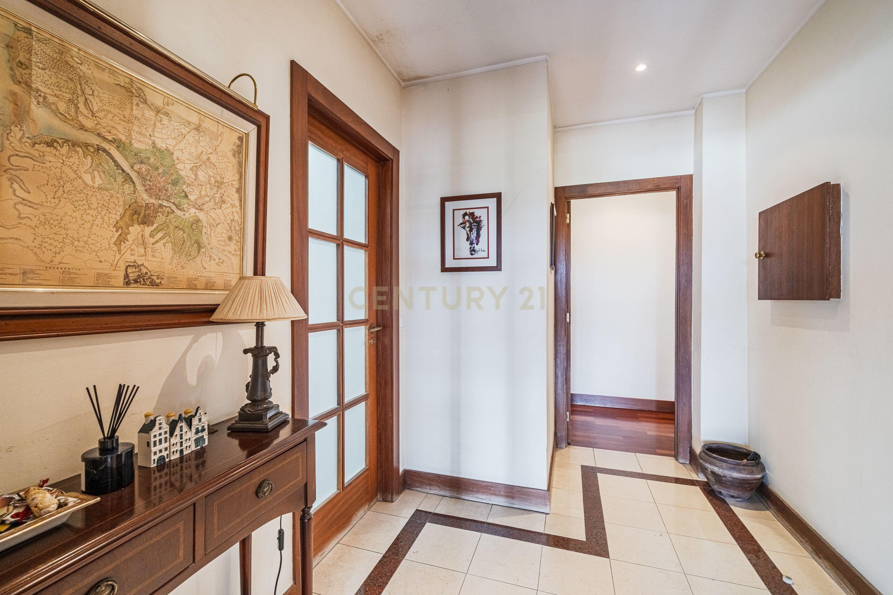 Apartamento T3 com Terraço e Vista Panorâmica em Águas Santas - Image 2