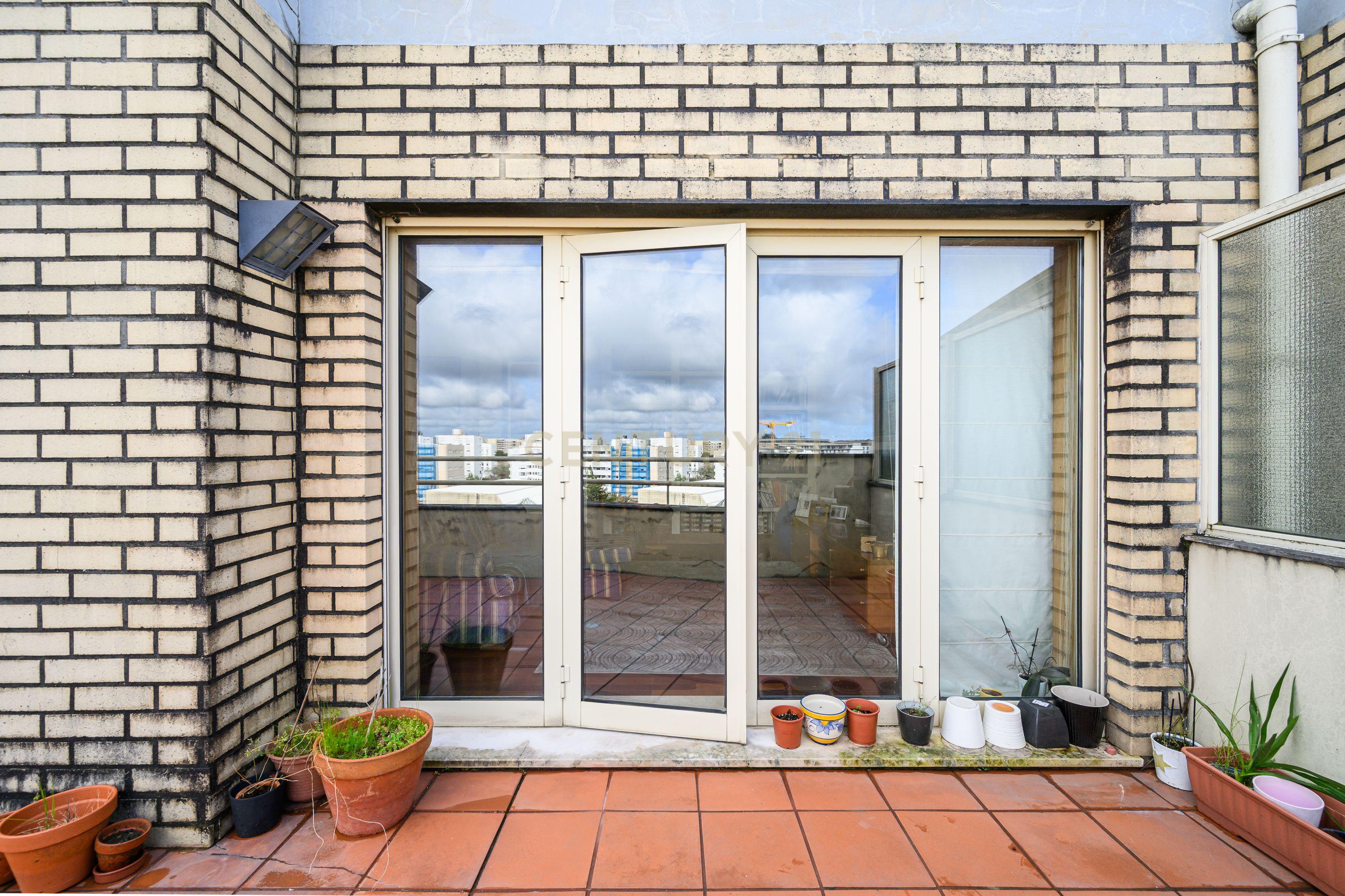 Apartamento T3 com Terraço e Vista Panorâmica em Águas Santas - Image 7