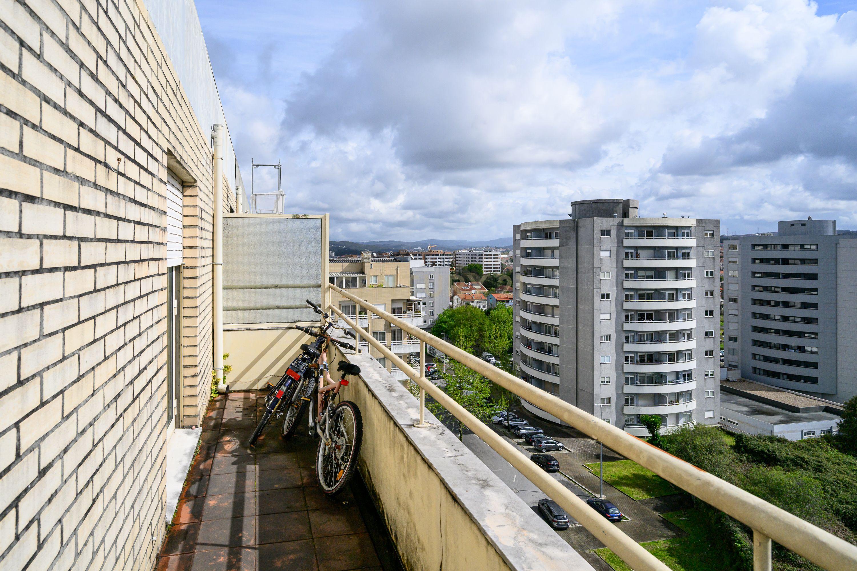 Apartamento T3 com Terraço e Vista Panorâmica em Águas Santas - Image 24