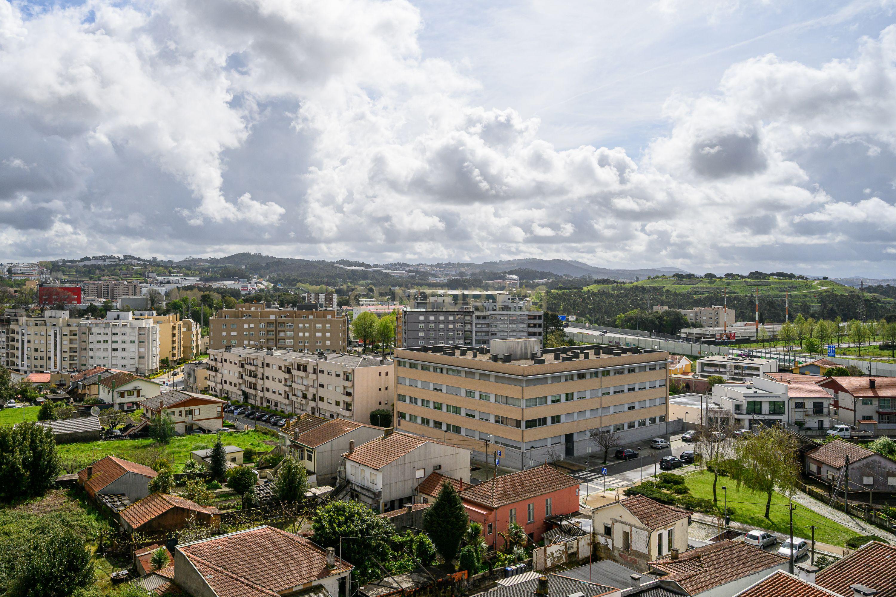 Apartamento T3 com Terraço e Vista Panorâmica em Águas Santas - Image 25