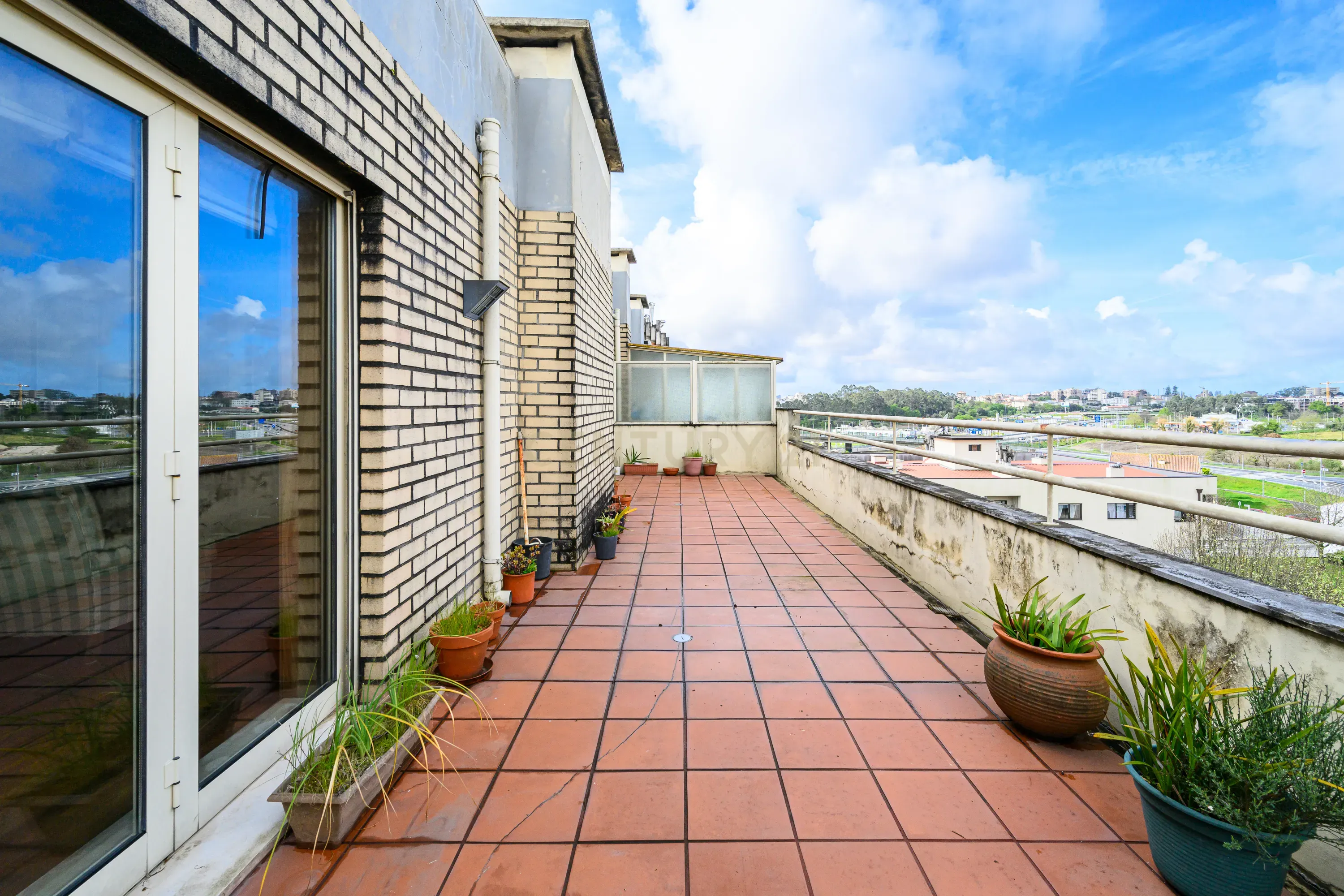Apartamento T3 com Terraço e Vista Panorâmica em Águas Santas - Image 9