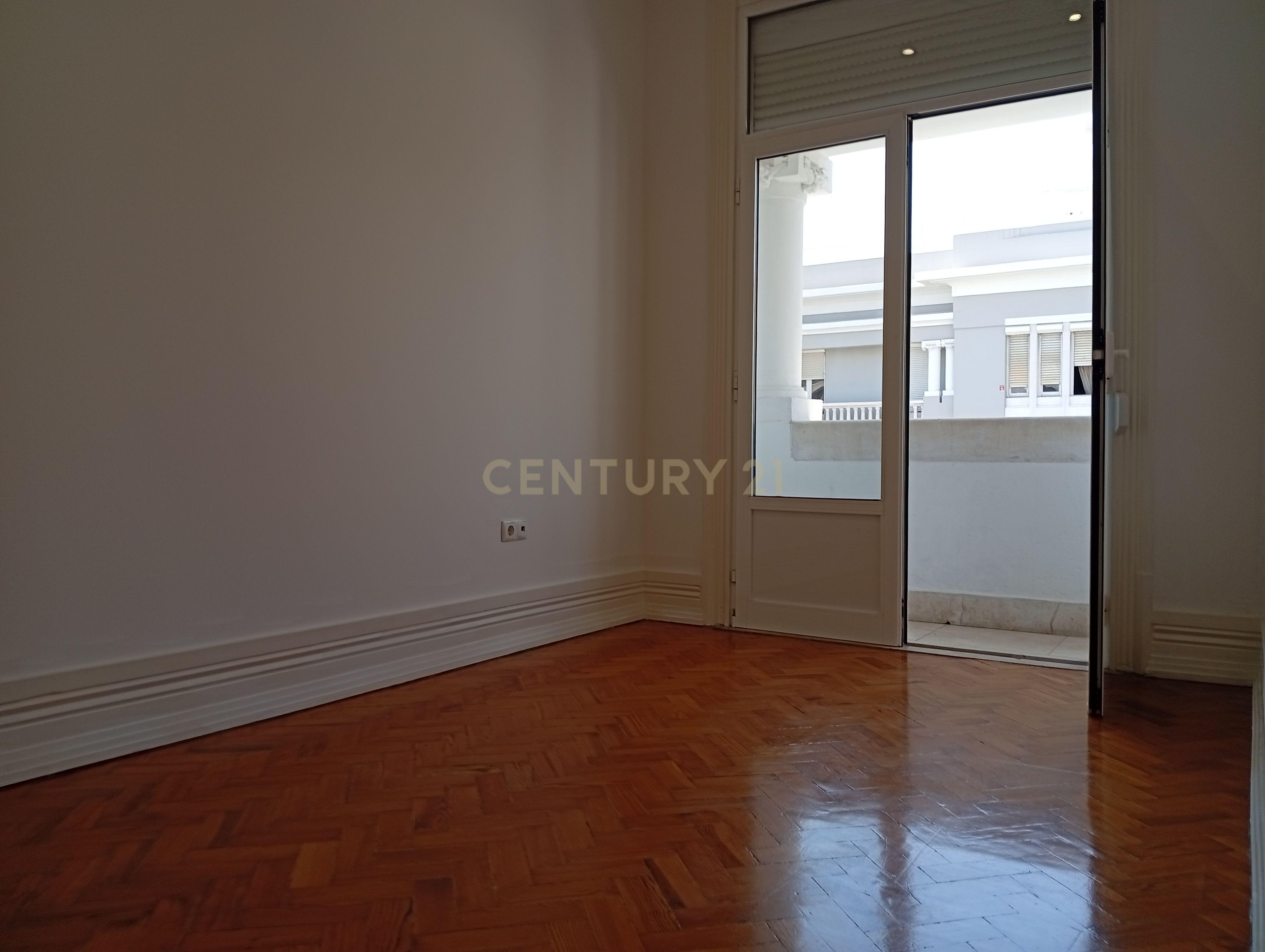 Fotografia 12 de Situado no Bairro Azul junto do Metro e do El Corte Inglês/Fundação Gulbenkian, tem este apartamento com traça antiga com 7 assoalhadas dispostas numa área de 200 m².