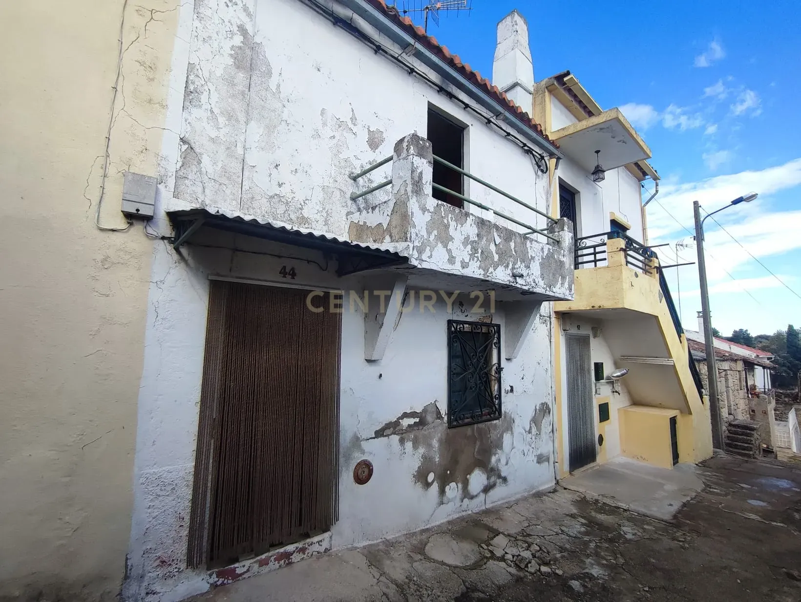 Moradia T2, com anexo em pedra, Tinalhas, Castelo Branco - Image 1