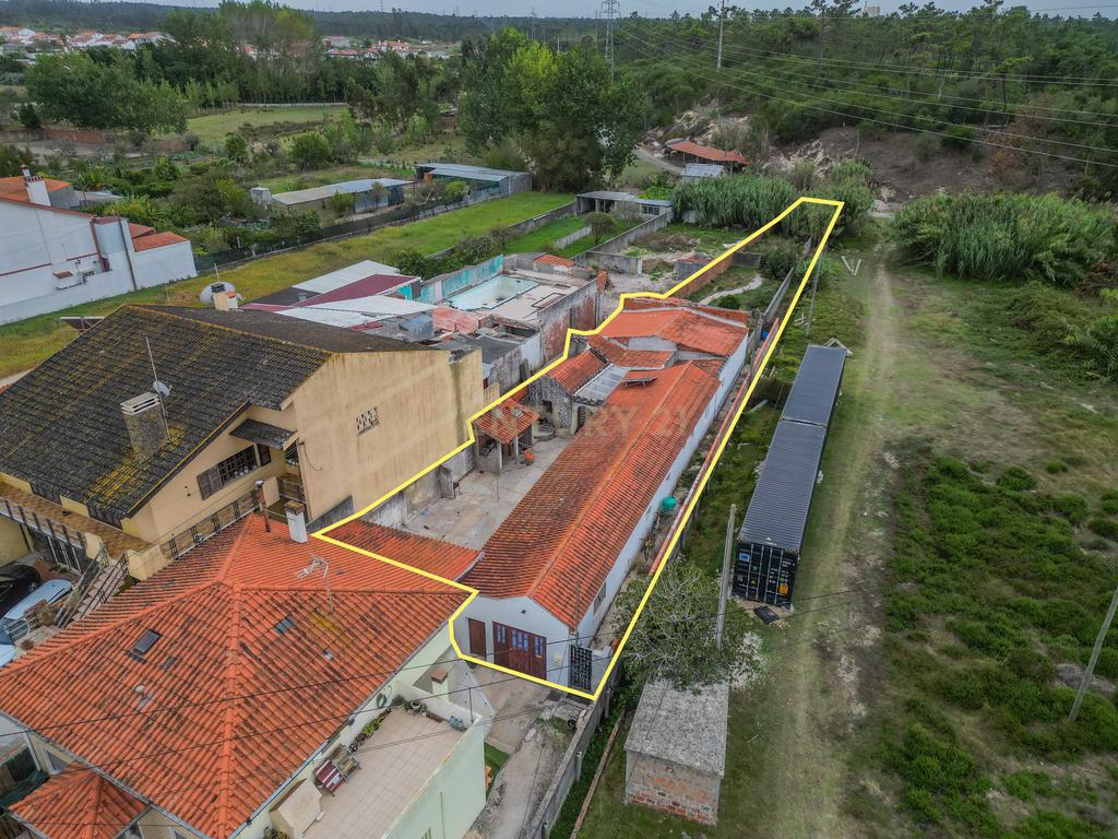 Moradia T5 com 3 suites, espaço exterior a 3 km da praia - Image 1