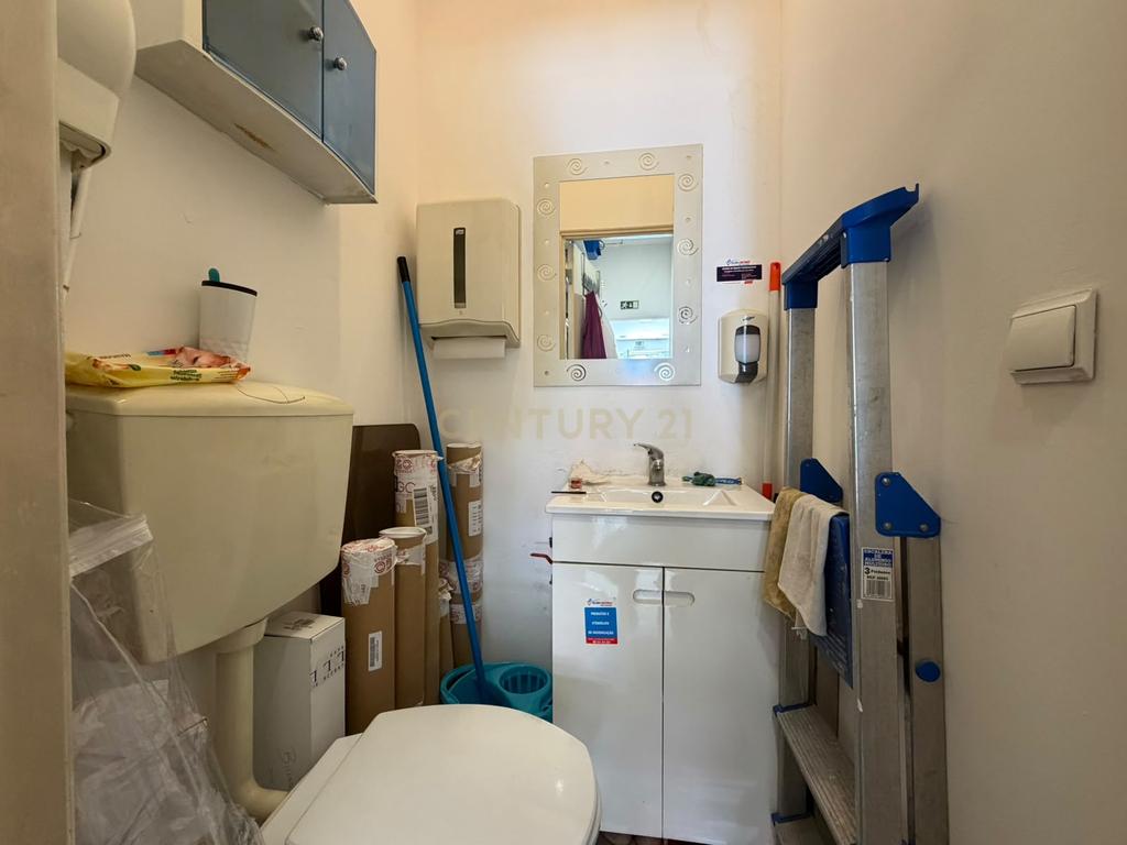 Loja Renovada com Excelente Localização no Laranjeiro - Image 7