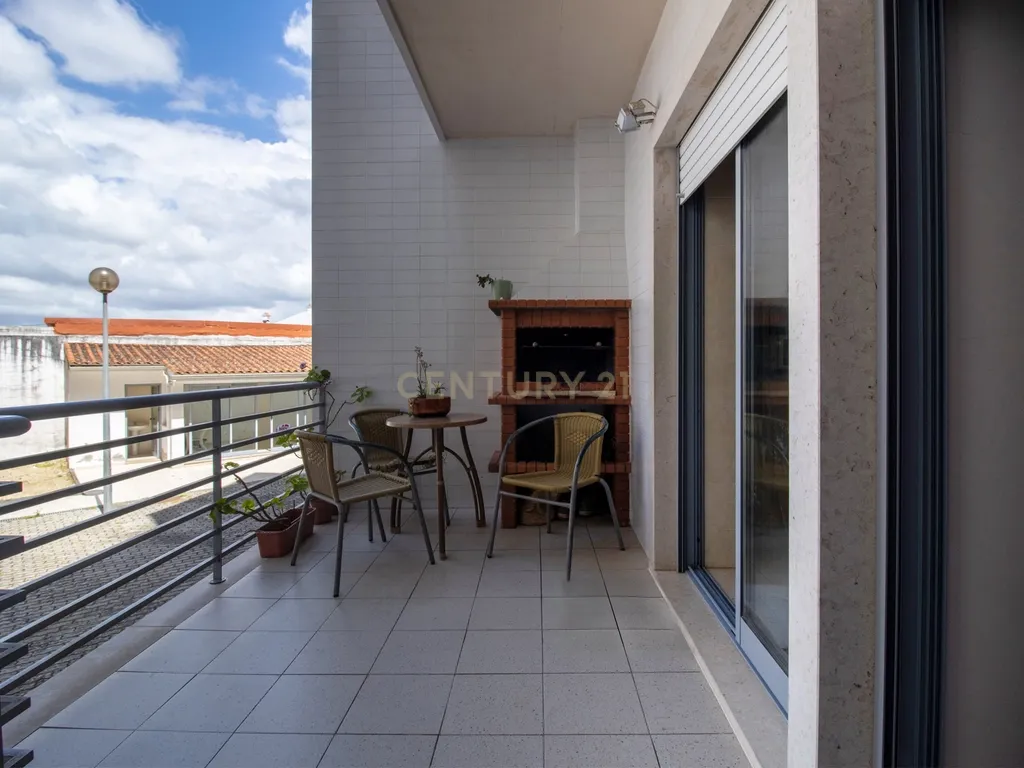 Apartamento T2 em Alfeizerão | Excelentes Áreas - Image 2