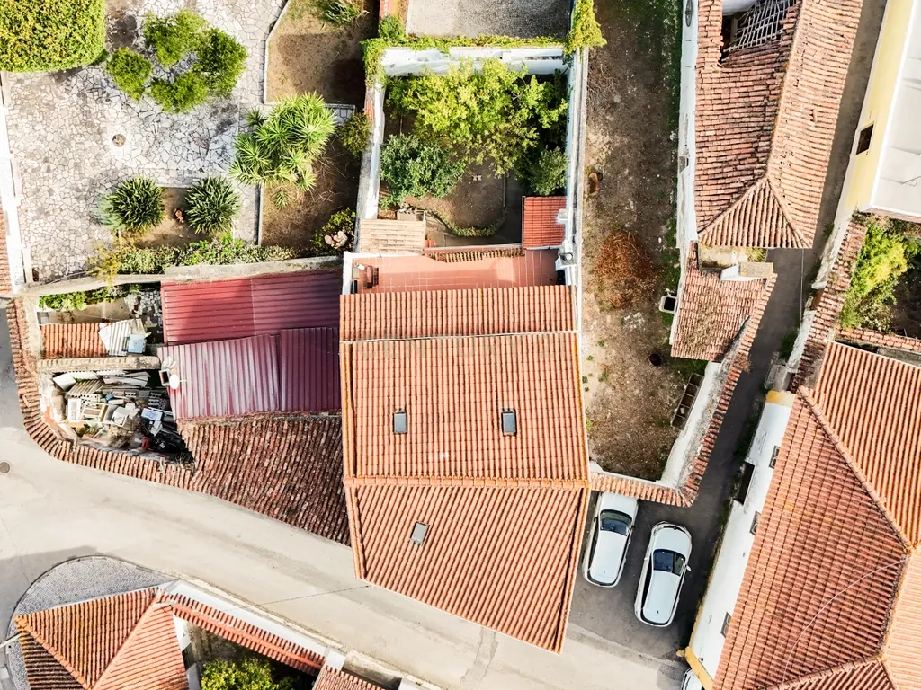 Moradia T5 com Terraço e Espaço Exterior - Image 3