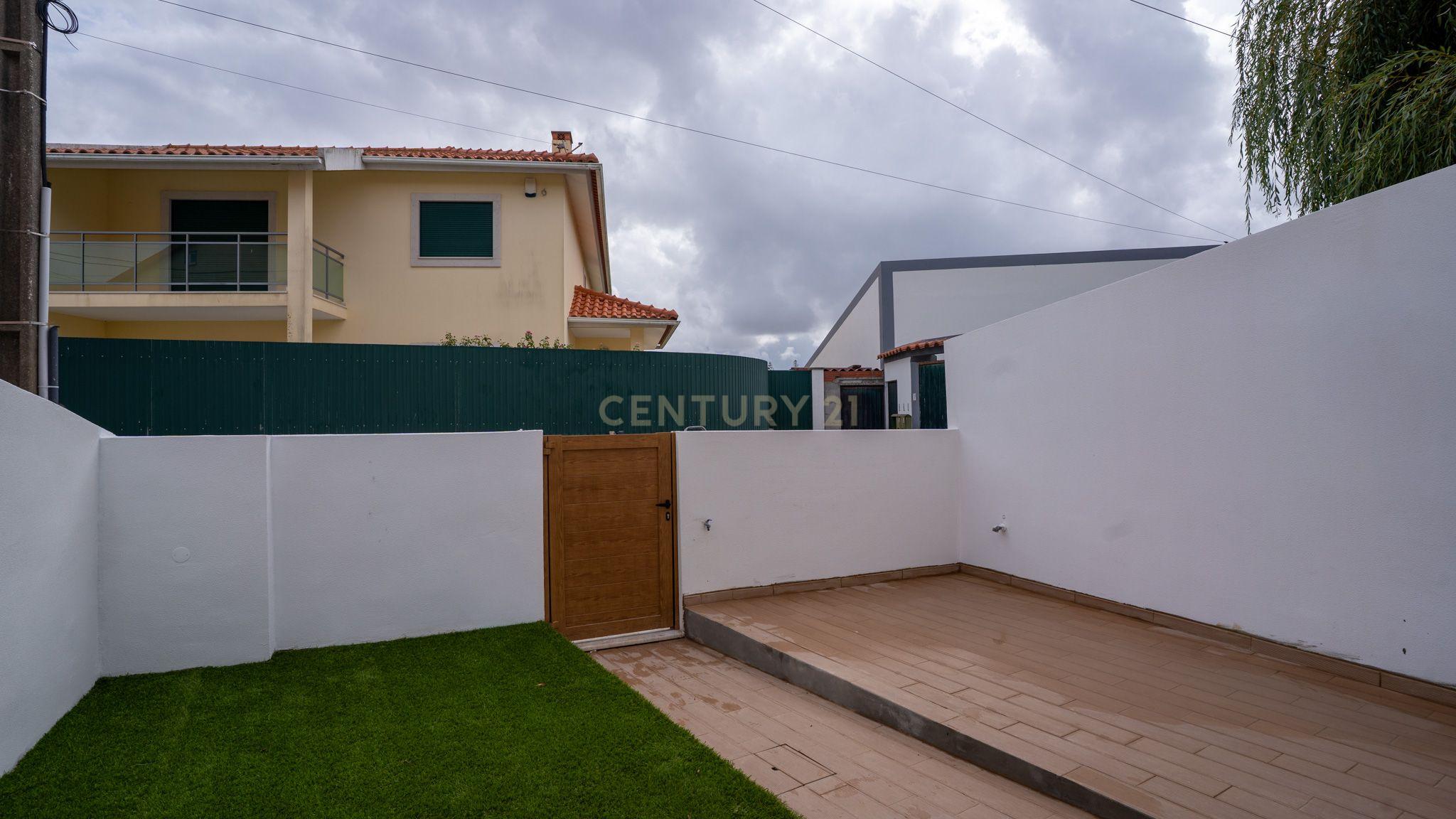 Fotografia 4 de Moradia totalmente remodelada em Santa Cruz- Póvoa de Penafirme – A 5 minutos das Praias!