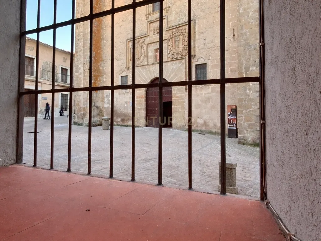 Edifício exclusivo com grande potencial numa das melhores zonas de Trujillo - Image 17