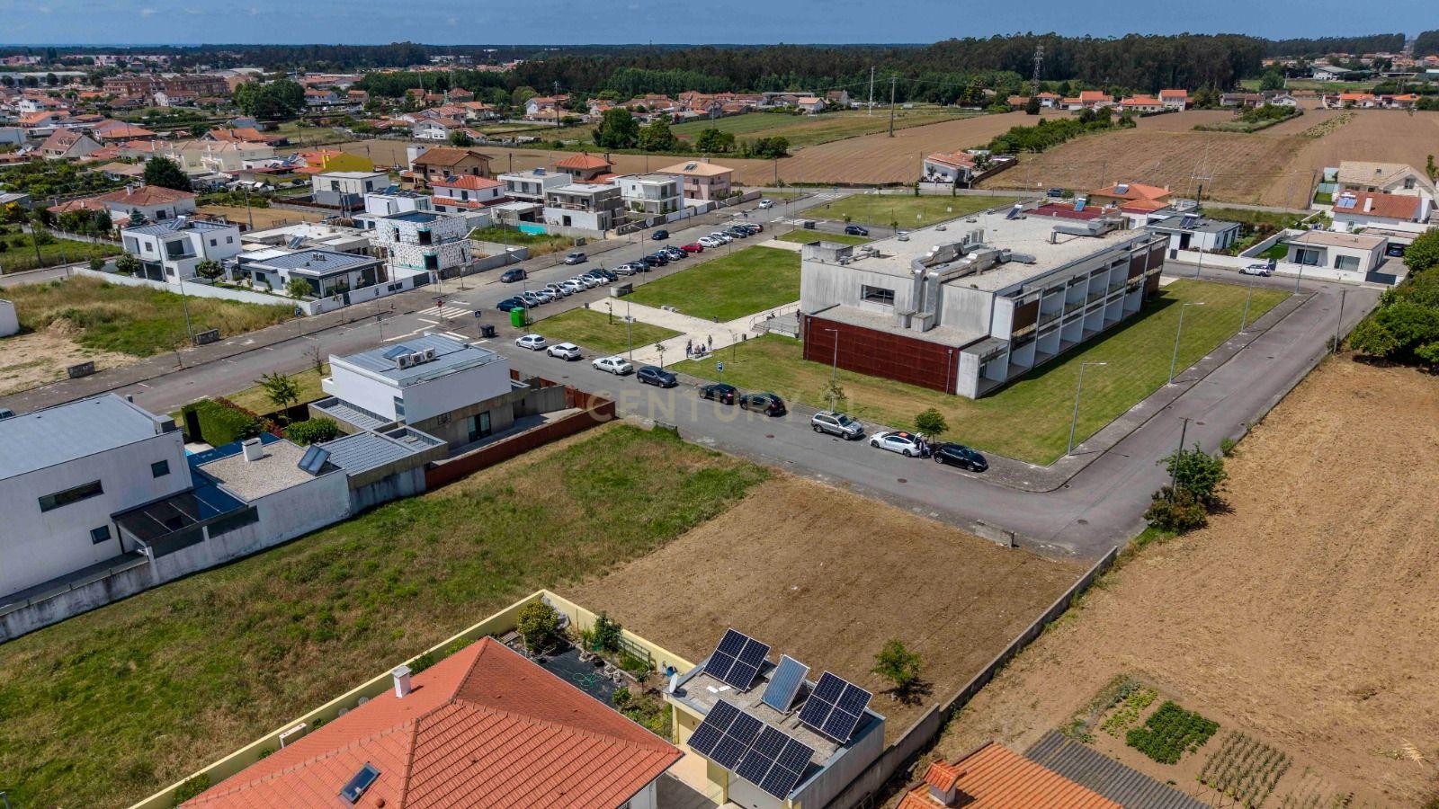 Fotografia 7 de Oportunidade Única em Ovar: Espaço Versátil e Acessível