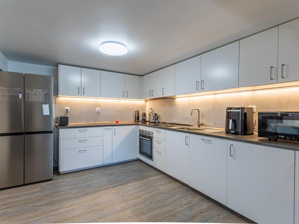 Moradia T5 isolada, inserida num lote de terreno de 750m2 em Casal de Cambra - Image 11
