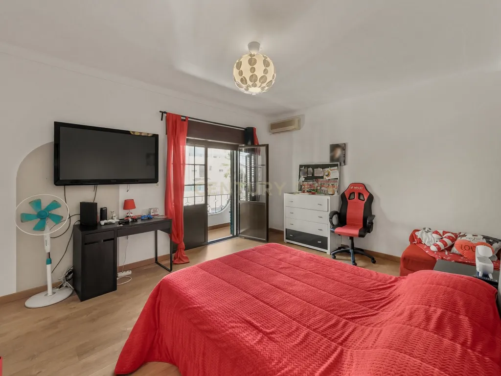 MORADIA T5 COM GARAGEM E PISCINA, 327 M² DE TERRENO PARA USUFRUIR - Image 38