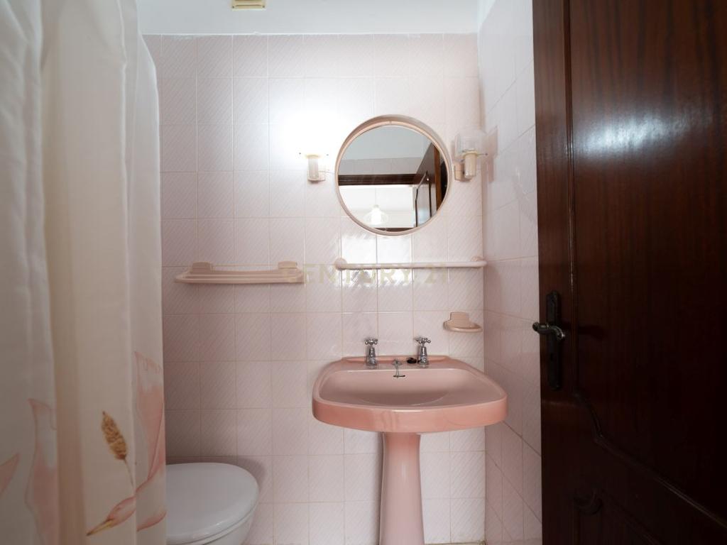Apartamento T2 em Monte Gordo – Rua Pedonal, a poucos metros da praia - Image 14