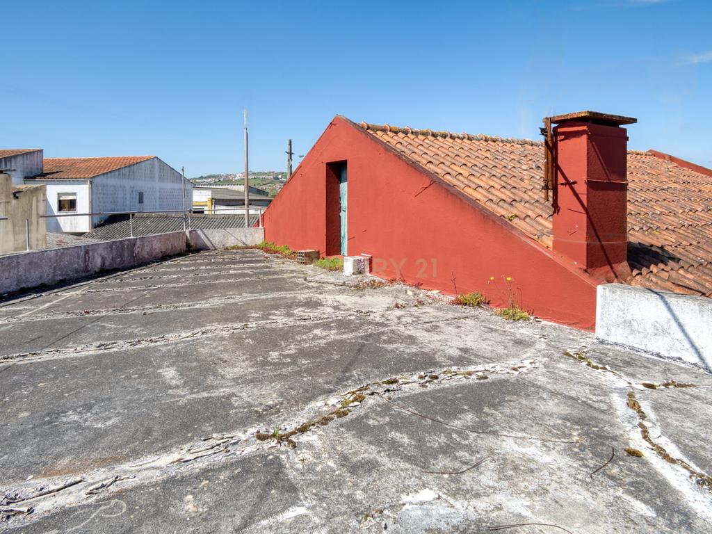 Moradia t2 mais sótão e quintal  com excelente localização na Delgada  - Image 10
