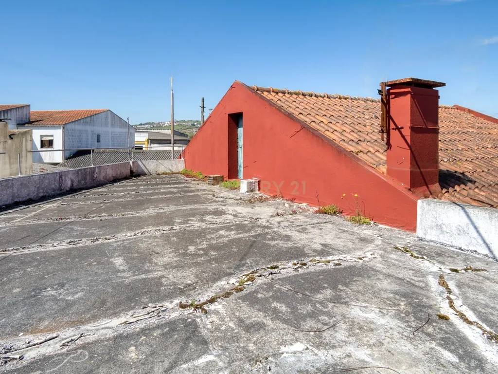 Moradia t2 mais sótão e quintal com excelente localização na Delgada - Image 10