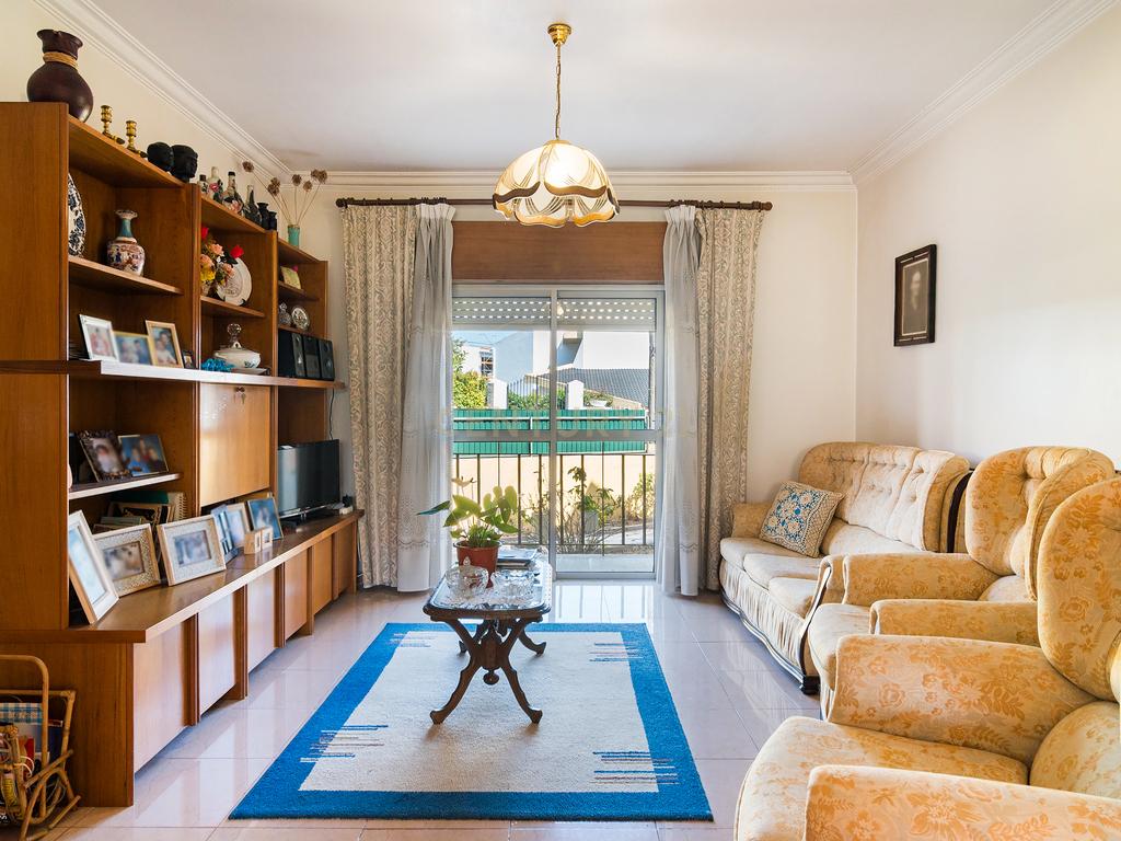 Moradia T3 em Porto Salvo | 213 m² | Garagem | Pátio e Jardim - Image 8