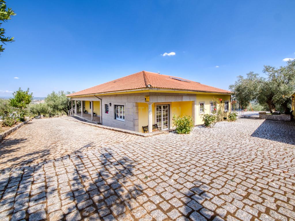 Moradia localizada na capital de distrito, no coração do Nordeste Transmontano. - Image 3