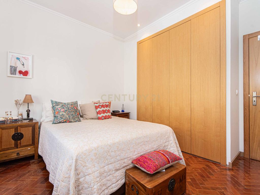 Apartamento T4 luminoso em Alvalade que combina estilo e localização premium - Image 12