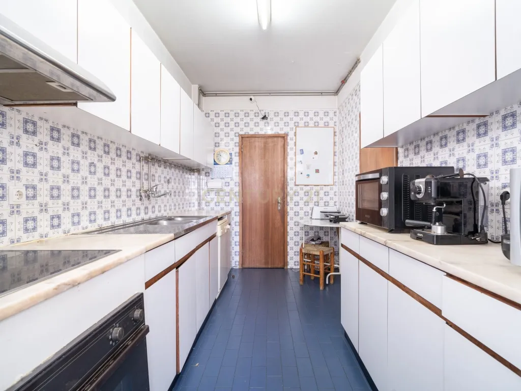 Apartamento T4 transformado em T3, com Arrecadação e Garagem – Rua Alves Redol, Porto - Image 17