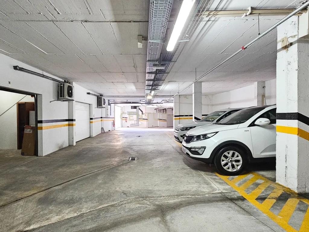 Moradia T2+2 | em Banda | Jardins Vale Santa Maria - Albufeira | 1 Garagem em Box + 2 lugares de estacionamento | Condomínio fechado com 2 Piscinas - Image 32