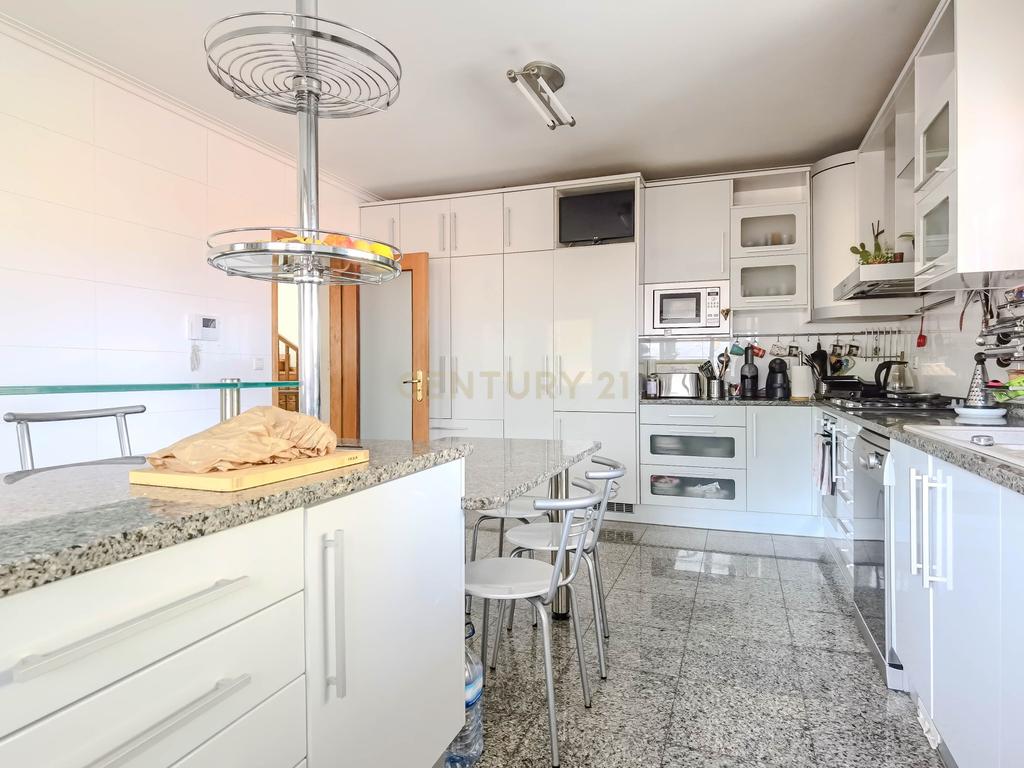 Moradia T4 de 4 Frentes com Jardim, Cozinha Regional e Garagem – Custoias, Matosinhos - Image 2